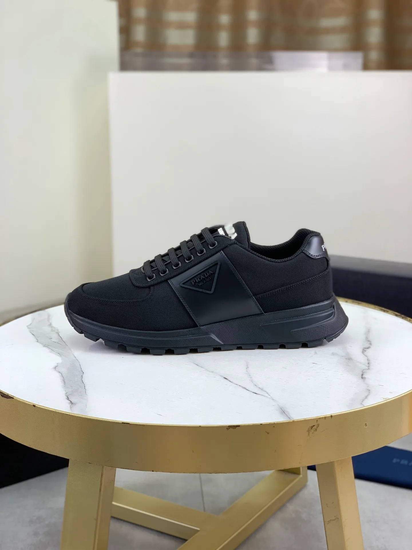 Factory price P660, top version, original order PRADA Prada's new casual sports shoes, original purchase, development and production, Prada men's classic series, technical breathable fabrics with cowhide, casual sports shoes, casual sports dad shoes, combined with high-tech breathable materials and cowhide, P's exclusive button decoration on the side. The outsole is full of P italic design and bright colors to show vitality and continue the brand design inspiration. Stroll around the city lightly and feel free and comfortable. Exquisite packaging at the delivery counter 🛍📦 ▪️Fabric: Original customized pebbled calfskin ▪️Inner lining: Cowhide lining ➕Cowhide feet ▪️Outsole: Mold evacuated PU+TPU material ▪️Sole thickness: 3.5CM ▪️Size: Men's 39-45 (38 46 can be customized) 2️⃣ colors available